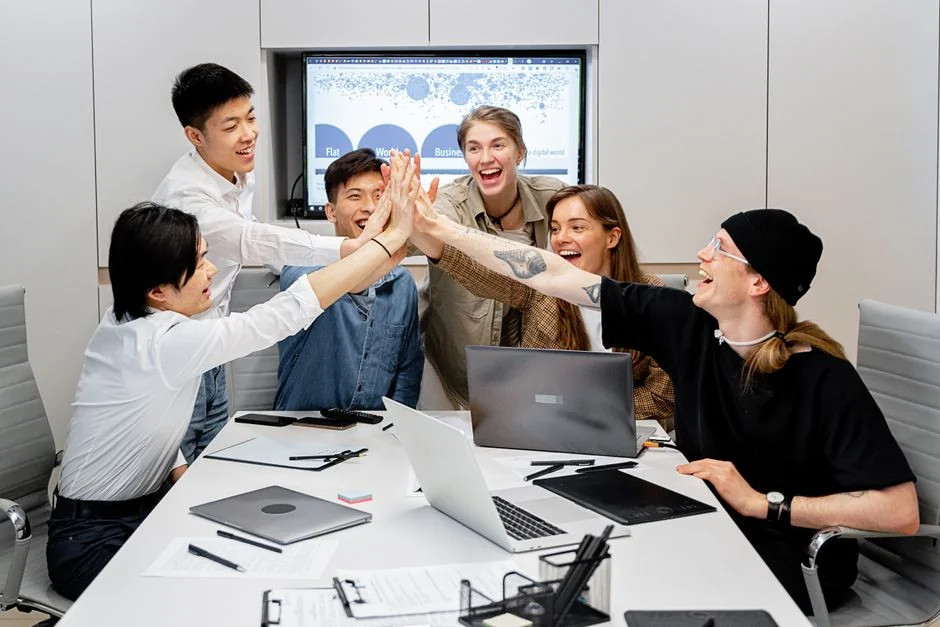 Deux collègues réfléchissent ensemble à des idées devant un tableau blanc pendant une séance de stratégie créative.